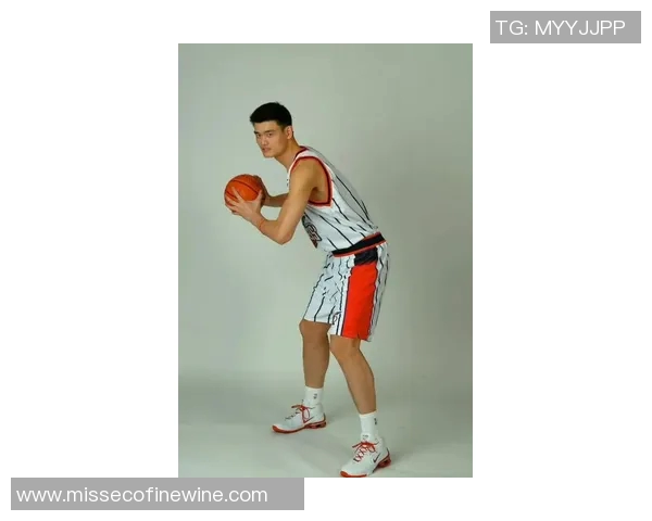 姚明亲自试穿新款篮球鞋展现独特魅力与运动风范