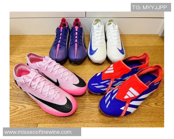 足球明星拖鞋的时尚魅力与独特设计展示你不可错过的潮流单品 足球明星拖鞋的时尚魅力与独特设计展示你不可错过的潮流单品