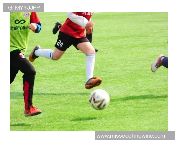 足球明星的日常鞋履揭秘普通与奢华之间的真实故事 足球明星的日常鞋履揭秘普通与奢华之间的真实故事